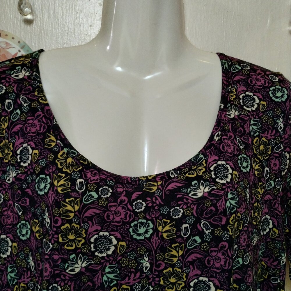 LuLaRoe (S) Patterned Classic Short Sleeve - Picture 3 of 9
